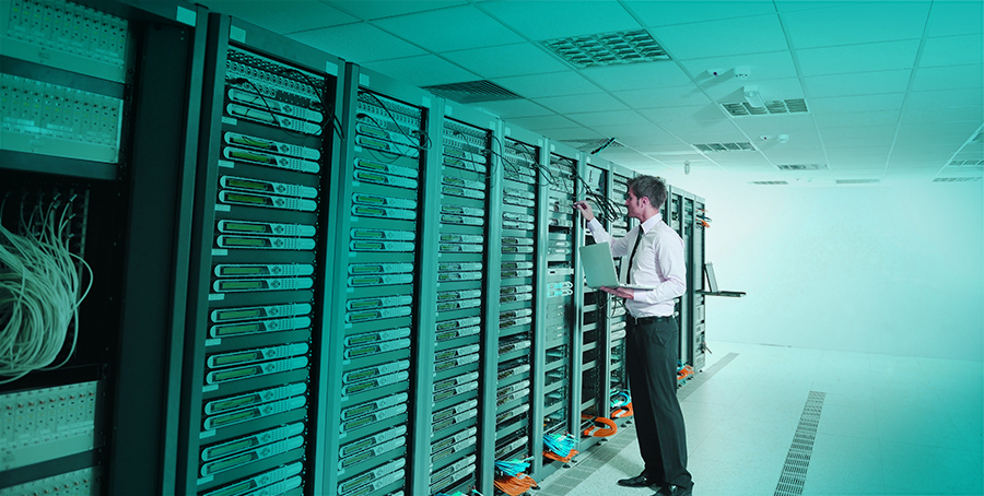 Persona dentro de datacenter